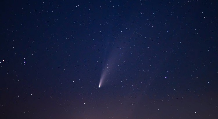 Kometa na nocnym niebie.