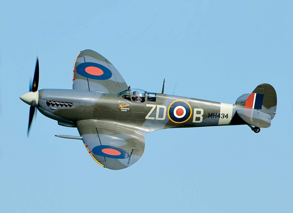 Lecący myśliwiec Spitfire