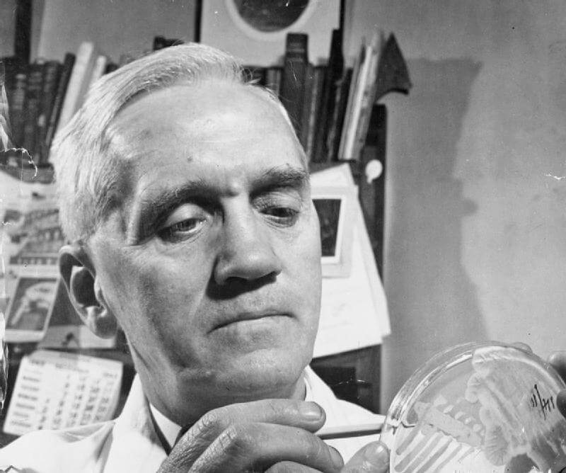 Alexander Fleming z szalką w ręku