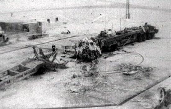 Czarno-białe zdjęcie: Szczątki spalonej rakiety.