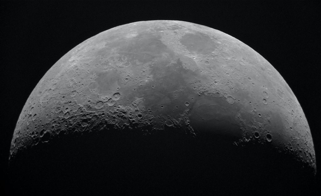 powierzchnia księżyca pokryta kraterami
